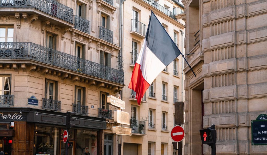 Franța pregătește noi ajutoare pentru transportatori, agricultori și marii consumatori, după scumpirea carburanților