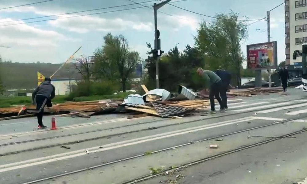 Furtună violentă la Iași. Acoperișuri smulse, iar șoferii abia pot să înainteze din cauza prafului adus de vânt