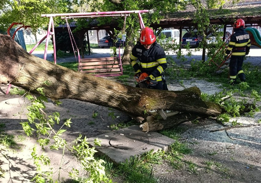 Furtuni violente în România: un mort și mai mulți răniți, bilanț oficial