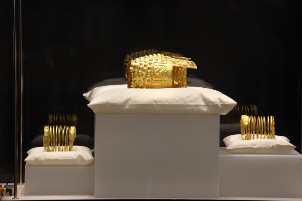 GALERIE FOTO: Cum arată Coiful de la Coțofenești și brățările dacice repatriate din Olanda / Artefactele sunt expuse pentru 12 zile la Muzeul Național de Istorie