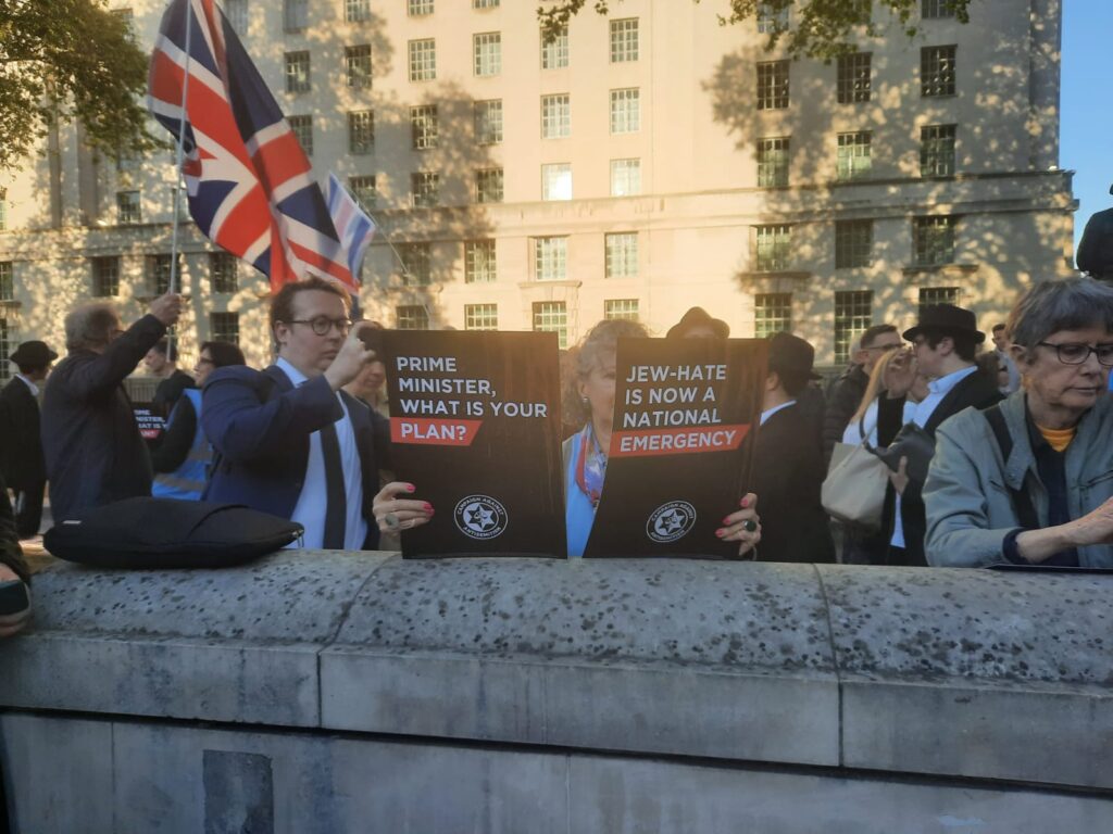 GALERIE FOTO Demonstrație a comunității evreieşti în apropierea reședinței premierului britanic din Downing Street 10, după atacul antisemit din Londra: „Domnule premier, care este planul dumneavoastră?”