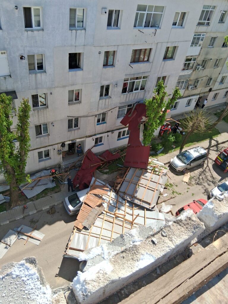 GALERIE FOTO Două persoane, lovite de copaci și acoperișuri smulse de vânt în Iași și Vaslui