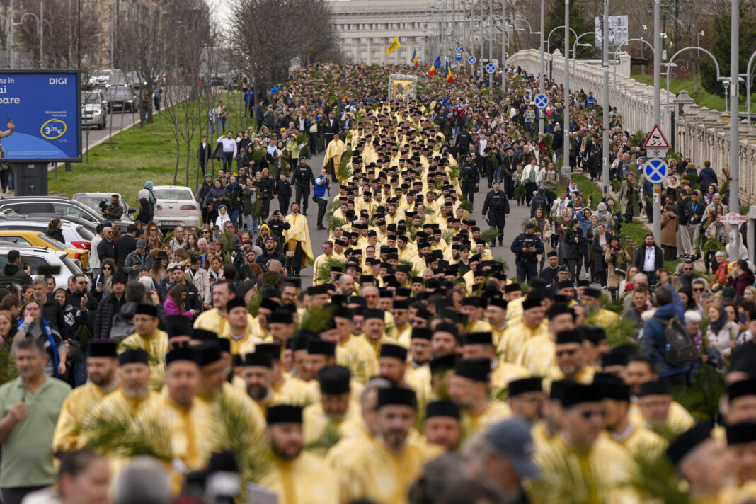 GALERIE FOTO | Pelerinajul de Florii din Bucureşti. Mii de oameni au participat la procesiunea care a început de la Catedrala Națională