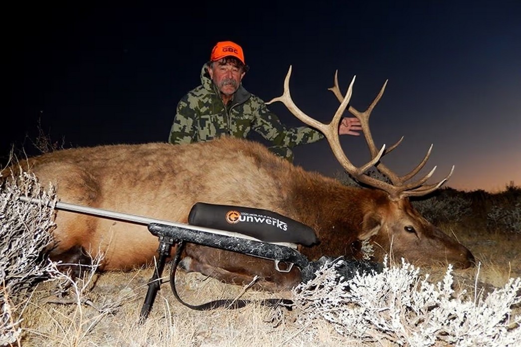 GALERIE FOTO Un vânător de trofee milionar, în vârstă de 75 de ani, a fost călcat în picioare de elefanți furioși în timp ce vâna un cerb rar în Africa / Casa lui era decorată cu capete împăiate de animale exotice