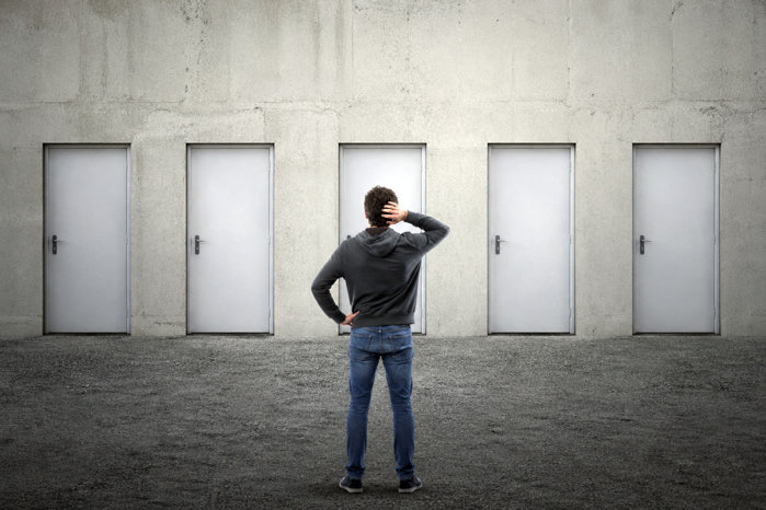 GEN Z Trends. Două dintre cele mai dorite industrii, IT-ul şi băncile, sunt primele care taie joburile pentru cei la început de drum. Care este însă industria unde se caută şi oameni fără experienţă?