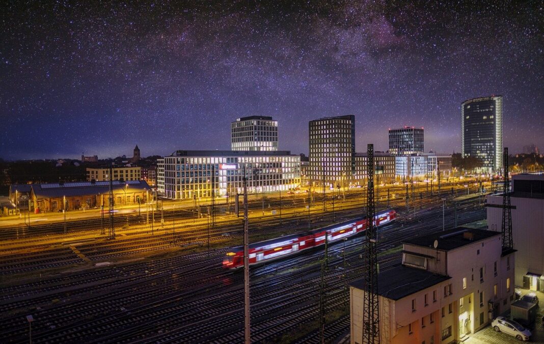 Germanii vor să ieftinească transportul public pe fondul scumpirii carburanților / Se propune reduceri de până la 50% pentru biletele de tren pe distanțe lungi