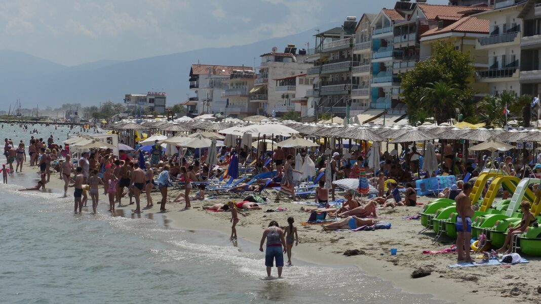 Grecia extinde numărul plajelor pe care este interzisă închirierea de şezlonguri