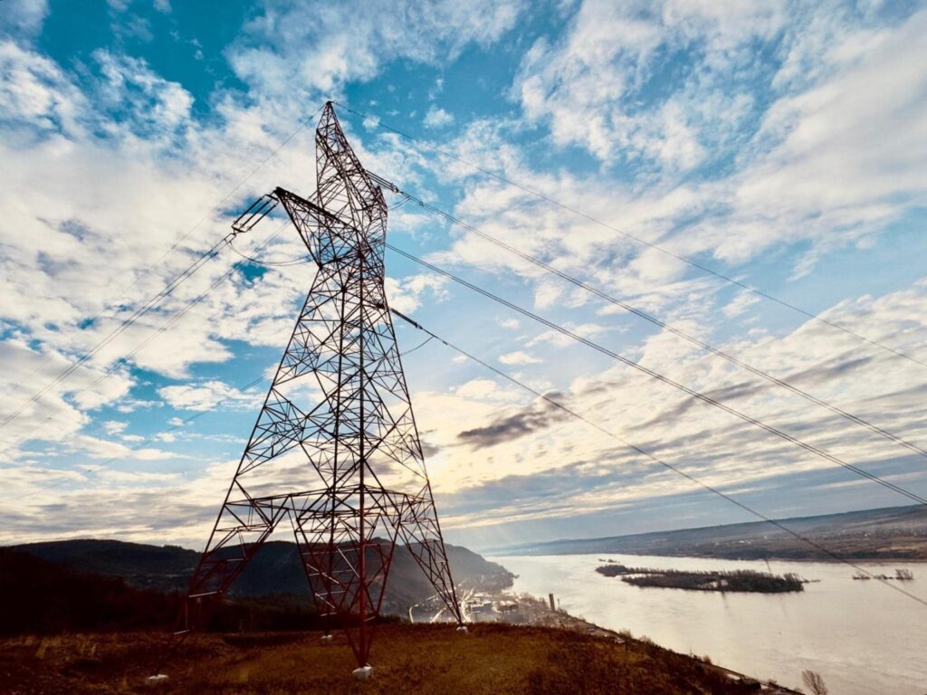 Guvern: Avize tehnice de racordare pentru 80.000 MW, de aproape 10 ori necesarul de energie / Premierul Bolojan declara anterior, ca ministru interimar la Energie: „Nu putem scădea prețul la energie fără să eliberăm accesul la rețele”