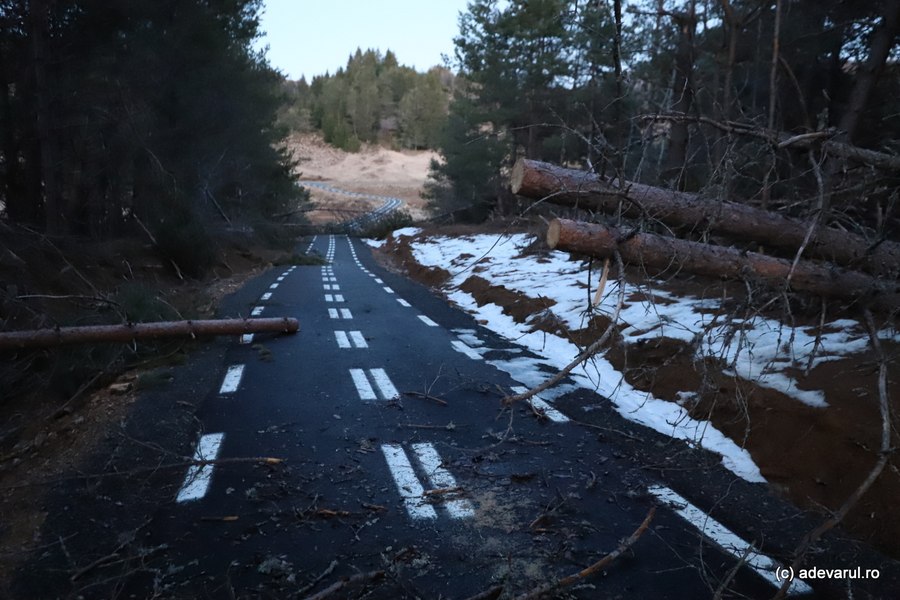 Haitele de lupi dau târcoale pistei de biciclete dintr-un sat pustiu și inaccesibil mașinilor, ascuns în creierii munților