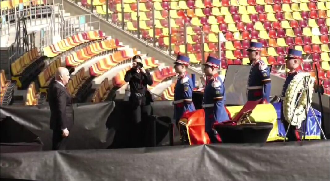 Ilie Bolojan, prezent la Arena Națională. Premierul, ultim omagiu și moment de reculegere pentru Mircea Lucescu