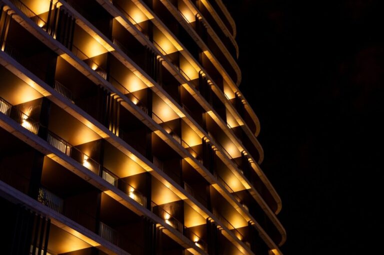 Iluminatul arhitectural al fațadelor moderne: avantaje și aplicații ale corpurilor de iluminat Visioluce