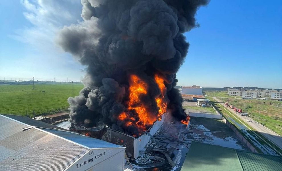 Imagini cu compania britanică din Irak lovită de drone iraniene. Atac masiv în Golf: Banca Națională a Kuweitului se închide, petrolier din Qatar atins de o rachetă