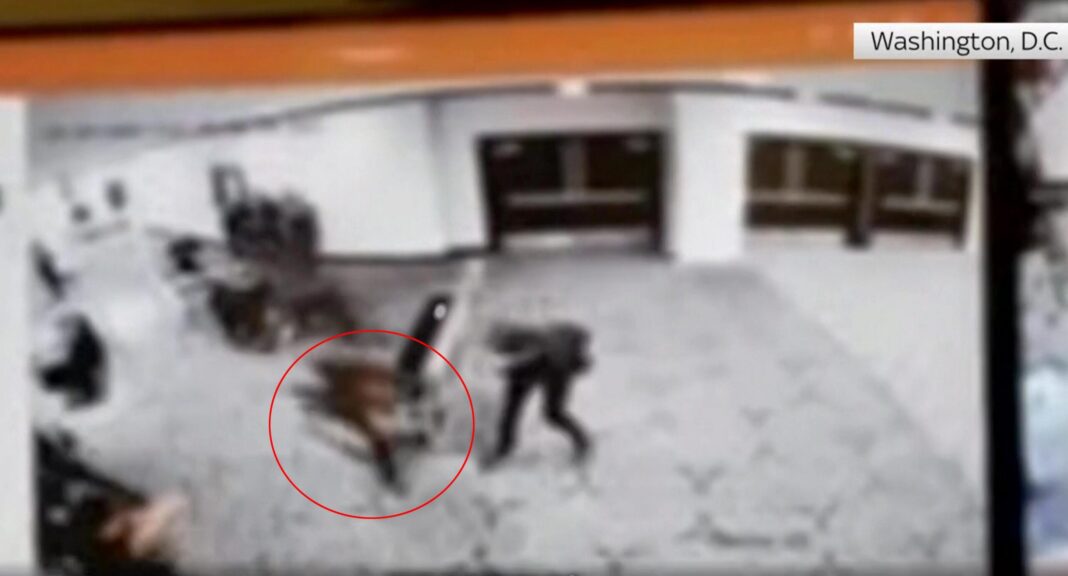 Imagini noi: Momentul în care este imobilizat bărbatul care a tras la Cina Corespondenților de la Casa Albă, organizată la Washington Hilton/ Procurorul general interimar: ținta erau membri ai administrației Trump