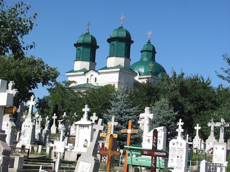 Imagini șocante în cimitirul din Huși. Cranii și oseminte umane scoase din morminte și împrăștiate pe alei