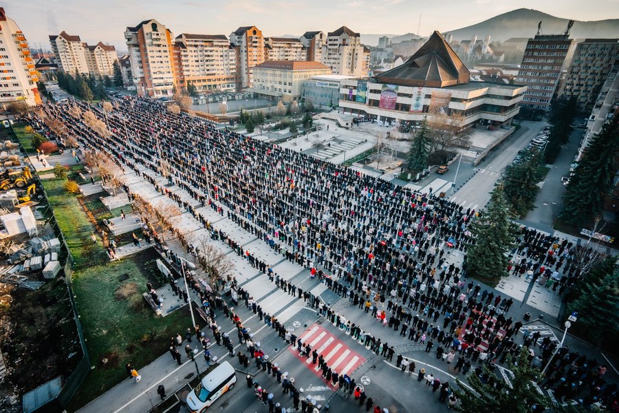 Imagini spectaculoase la Miercurea Ciuc: mii de credincioși, aliniați la sfințirea bucatelor de Paște