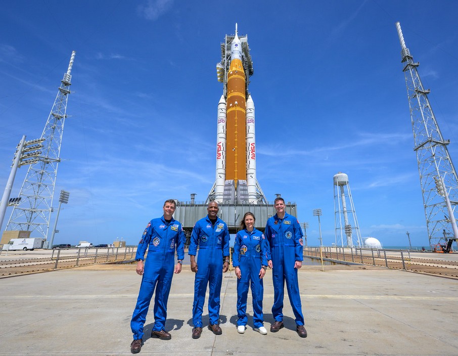 În detaliu: Patru astronauți se îndreaptă spre Lună. Ce urmează și ce e interesant de urmărit