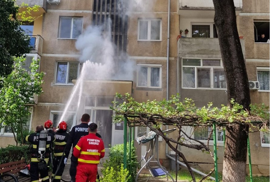 Incendiu într-un bloc din Oradea. 15 locatari au reușit să iasă singuri din imobil, iar pompierii au evacuat o persoană și o pisică