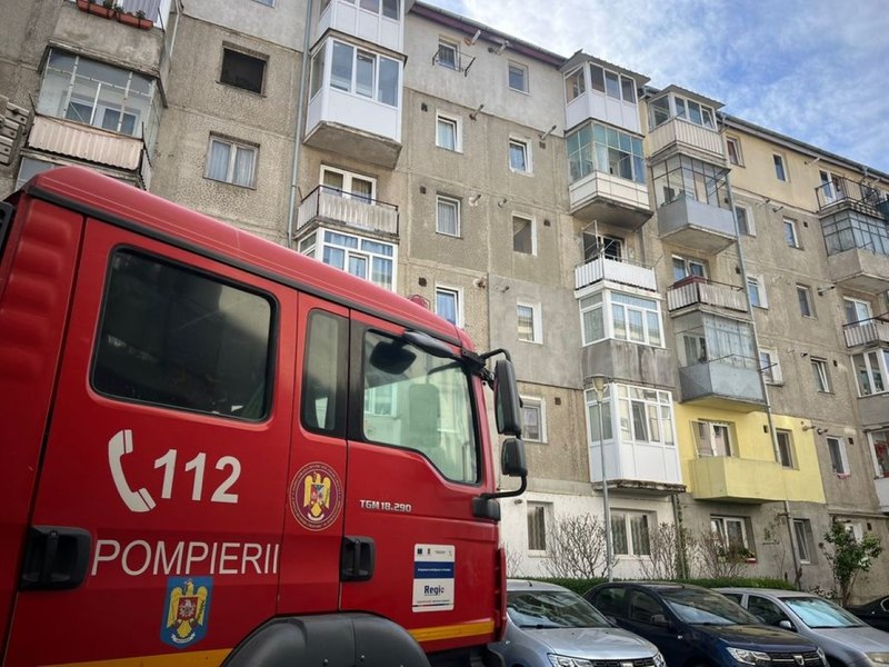 Incendiu într-un bloc din Sibiu: Un bărbat găsit carbonizat în propria locuinţă şi 21 de persoane, evacuate. Focul ar fi pornit de la o ţigară
