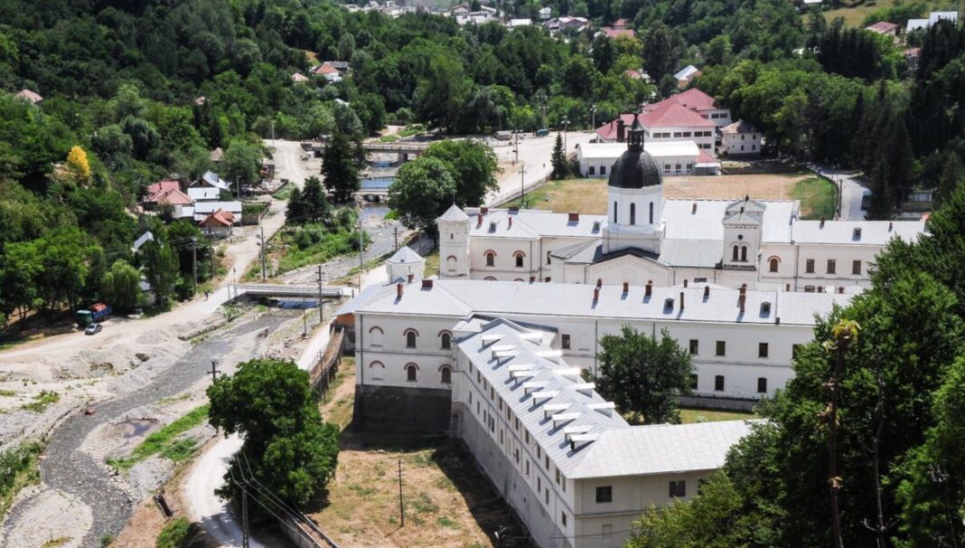 Incendiu puternic la Mănăstirea Bistrița din Vâlcea / Intervin 10 autospeciale pentru a salva chiliile / Risc de propapagare la întreaga construcție