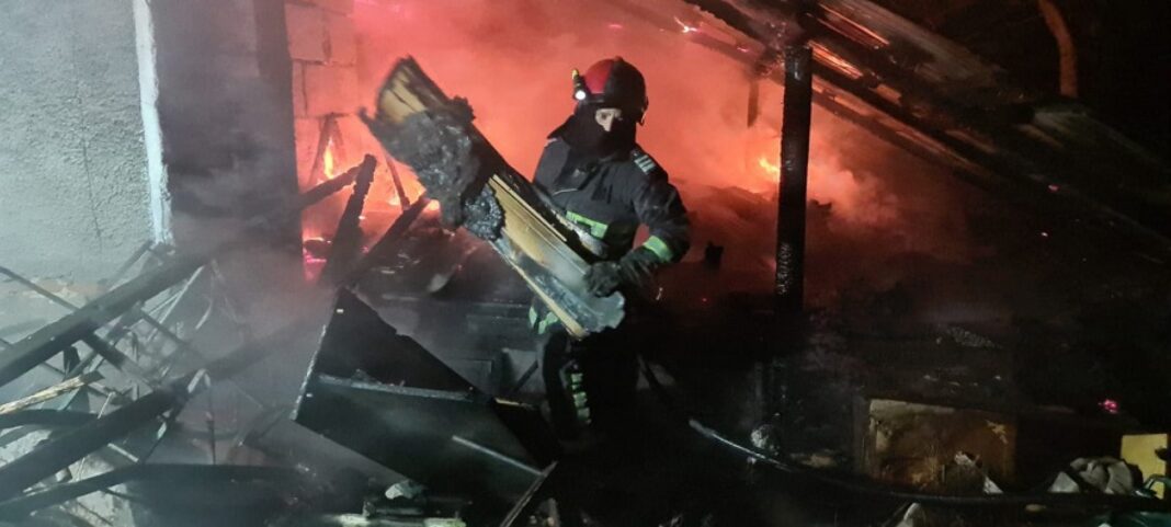 Incident grav la Galați. Doi tineri arestați preventiv pentru incendierea unei case