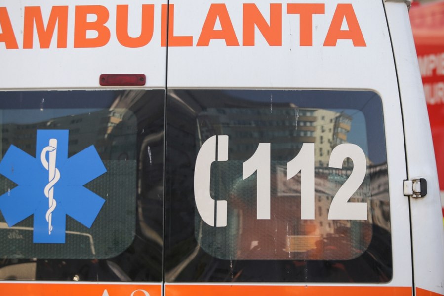 Incident șocant în Constanța: o femeie preluată de ambulanță după ce a băut detergent s-a aruncat din autospecială, în mers