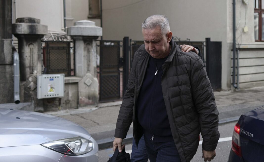 Interceptări DNA: Procurorii l-au supravegheat pe șeful ARR, Cristian Anton, în timp ce își număra banii, în șoaptă, în propria casă: „1, 2, 3.. 8, 9. ‘Ai să-mi bag ****! ”Anton se urca cu o scară inclusiv pe blatul mobilierului de bucătărie și vorbea singur când verifica banii: „Să-l iau, în **** mea … Hai aici!”