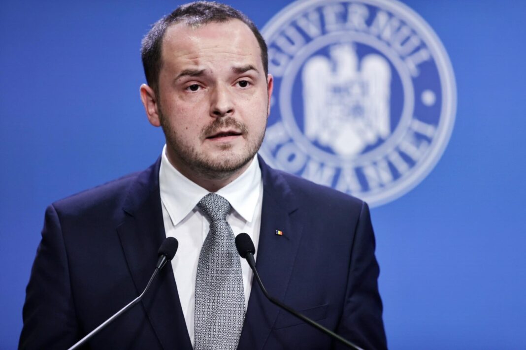 INTERVIU VIDEO | Ministrul Sănătății, Alexandru Rogobete, despre „fenomenul antivaxerilor” și cine l-a creat / De ce merge la Washington pentru un centru de mari arși în București / Cum vrea să desființeze monopolul CNAS și cine se opune / Răspunsurile la întrebările momentului în scandalul procesului cu Pfizer