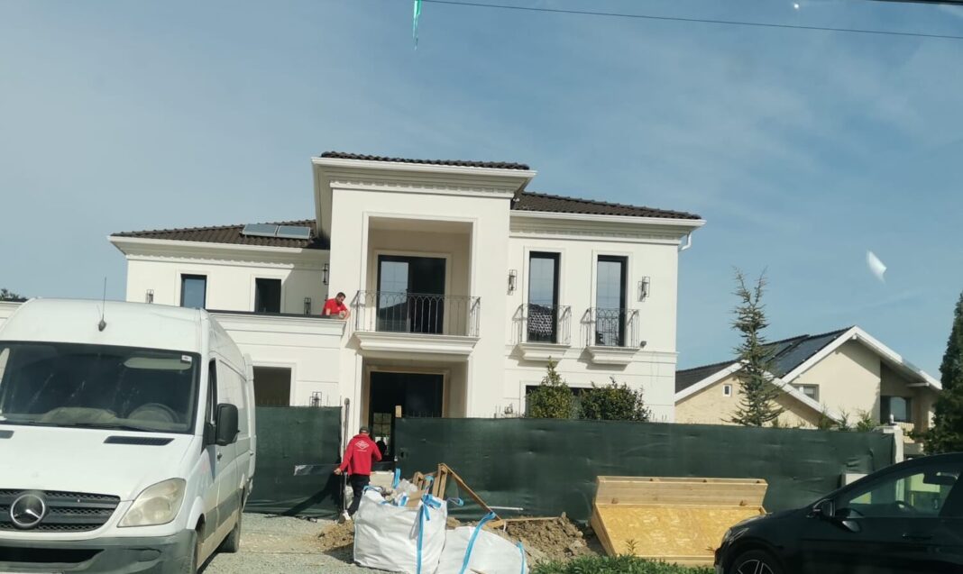 INVESTIGAȚIE / O firmă din holdingul Nordis a proiectat vila lui Sorin Grindeanu din Dumbrăvița, Timiș / Liderul PSD: ”Nu am făcut afaceri cu Nordis, e treaba contractorilor” / Cum arată vila de 700 de metri pătrați, imagini la zi – FOTOGALERIE