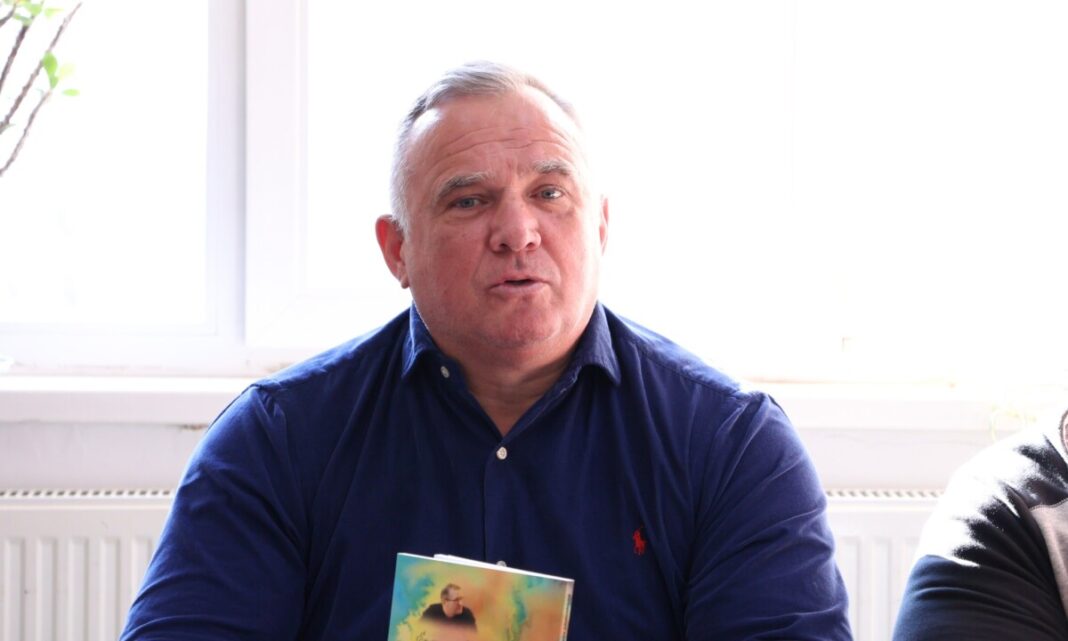 Ioan Clămparu, cunoscut sub numele ”Cap de porc”, se dedică artei în Penitenciarul Aiud / Participă la simpozioane de poezie / A organizat cea mai mare rețea de prostituție din Spania