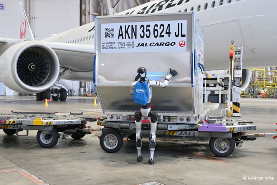 Japonia testează roboți umanoizi pe Aeroportul Haneda: soluție pentru lipsa de personal