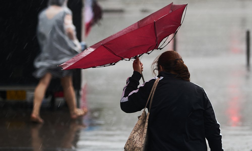 Județele aflate sub Cod Galben de vânt puternic: rafale de până la 80 km/h și ploi torențiale în mai multe regiuni