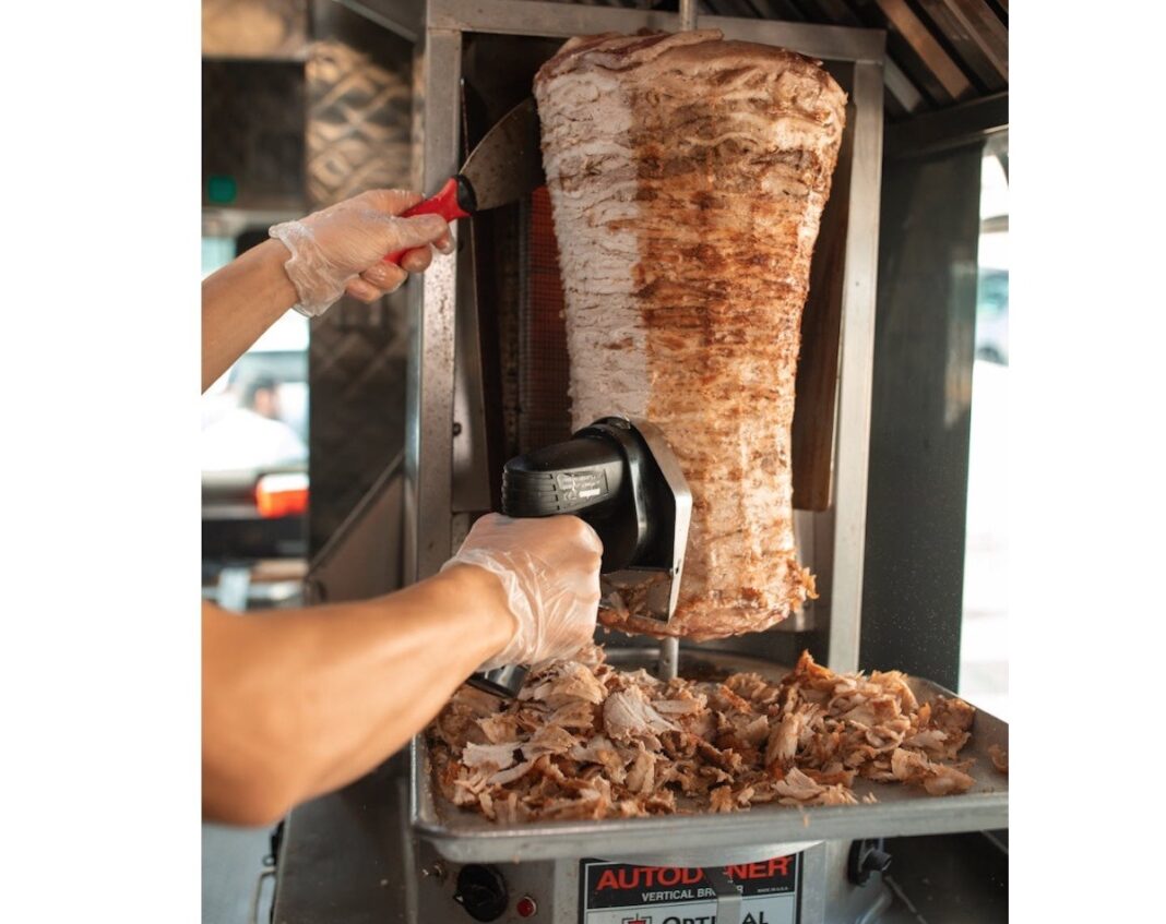 La Iași se mănâncă peste 10.000 de shaorma pe zi / Explicații: ritmul alert al vieții și numărul mare de tineri din oraș / Diferența față de Turcia: ”În România e altceva: foarte multe sosuri, și cartofi, și salată, se pun legume foarte multe”