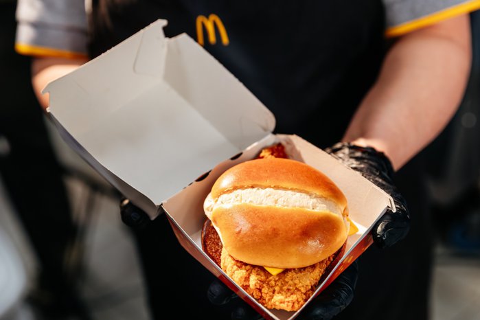 Lanţul de restaurante McDonald’s îşi deschide porţile pentru clienţi în cadrul campaniei Open Days: „Pentru noi este o continuare firească a angajamentului nostru pentru transparenţă”, spune Valentin Truţă, Director General Premier Restaurants România