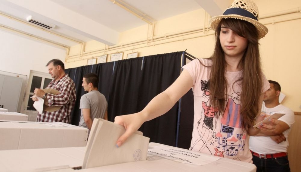 Lecția Ungariei pentru România. Expert în comunicare: „Politicienii noștri joacă un meci în clepsidră pentru ei și bula lor”