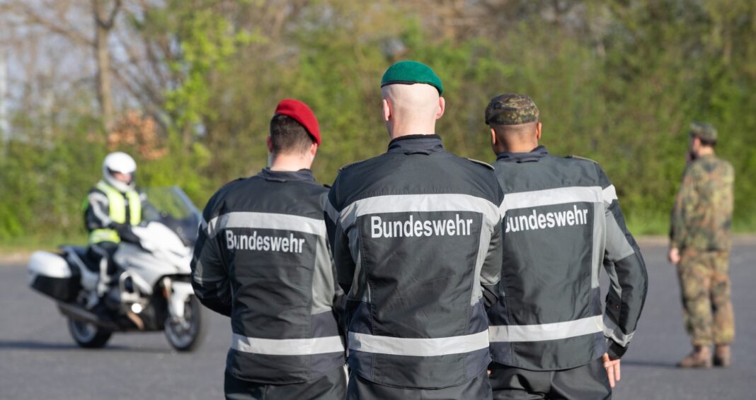 Lege controversată în Germania: Bărbații germani nu pot părăsi țara pentru mai mult de trei luni fără aprobarea autorităților militare