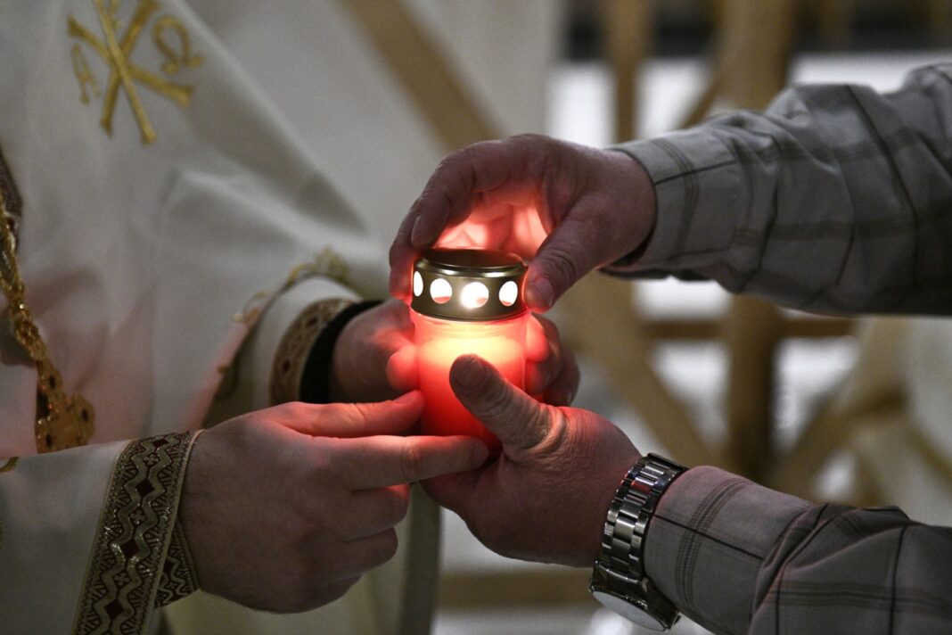 Lumina Sfântă de Paști va fi adusă în România cu o cursă specială, a confirmat reprezentantul Patriarhiei la Ierusalim