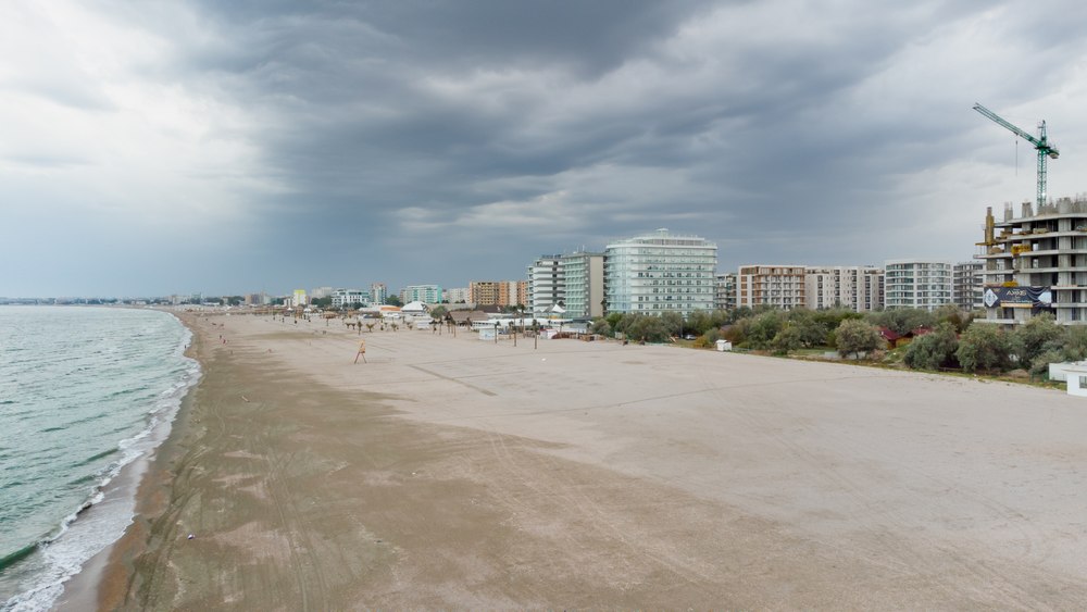 Mai multe componente metalice, descoperite pe plaja din Mamaia. Se fac cercetări pentru a determina proveniența acestora