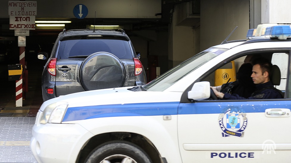 Mai mulți răniți la Atena după ce un bărbat înarmat a deschis focul în două locuri din oraș / Suspectul, un bărbat de 89 de ani, este căutat de polițiști