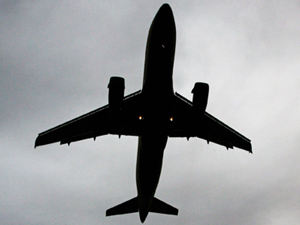 Mai puţine avioane pe cerul României. De la începerea conflictului din Orient, spaţiul aerian local a avut cu 19% mai puţine curse, adică mai puţini bani încasaţi de România
