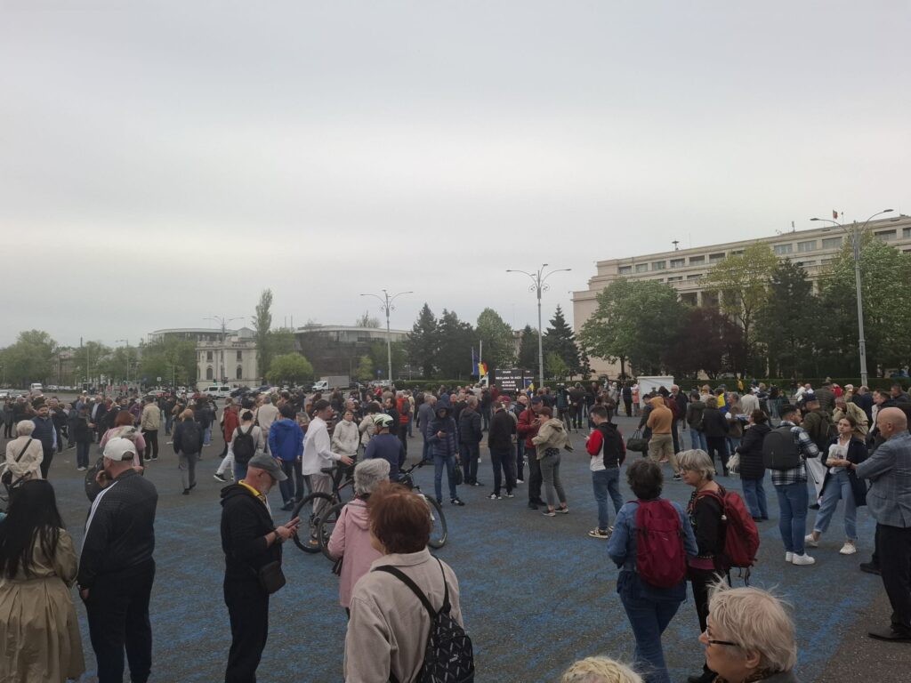 Manifestație pentru susținerea premierului Bolojan în Piața Victoriei / Protest în fața sediului PSD din Kiseleff