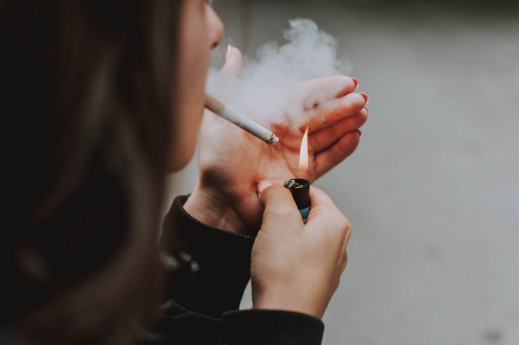 Marea Britanie le interzice tinerilor născuți după 1 ianuarie 2009 să fumeze /  Restricția de a cumpăra țigări sau dispozitive de vaping este valabilă toată viața / Pragul de vârstă va fi modificat în fiecare an