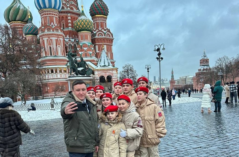 Mașinăria de propagandă pro-război a Kremlinului: cum sunt instruiți tineri influenceri în tabere din Rusia