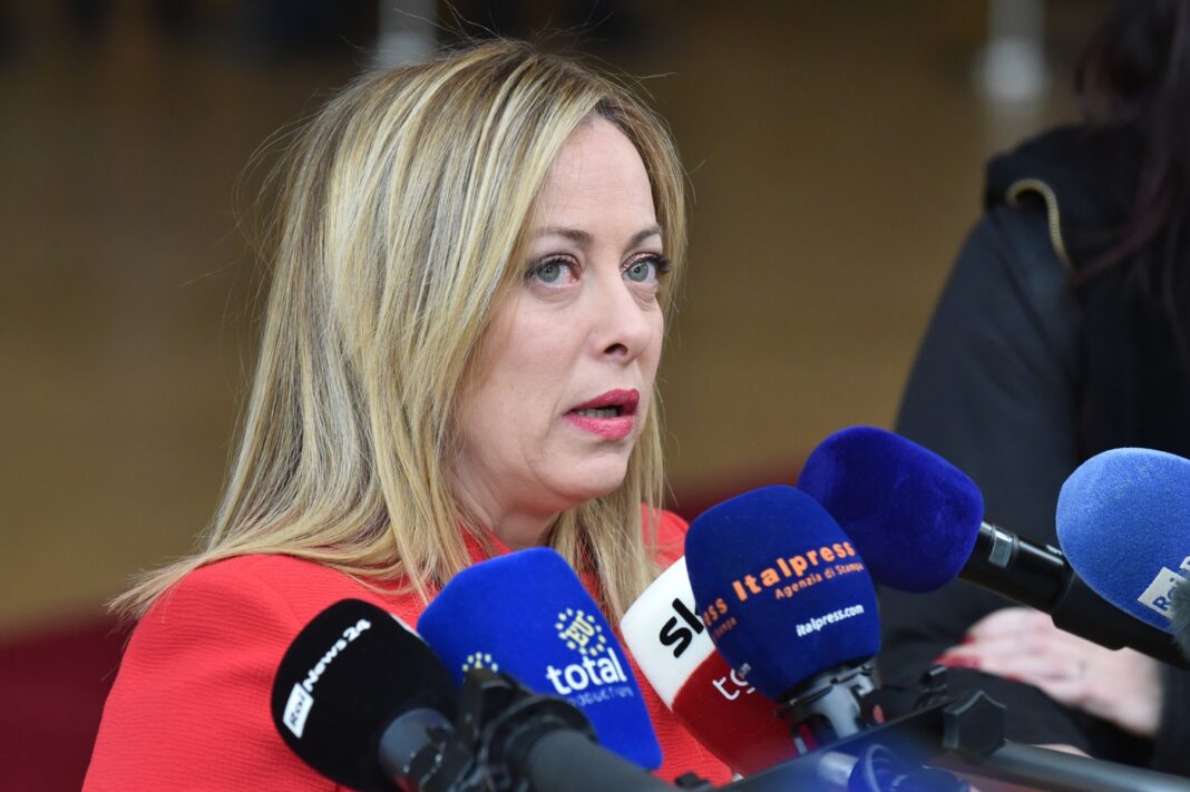 Meloni spune că ar putea prelungi reducerea accizelor la combustibili și solicită flexibilitate bugetară din partea UE pentru sectorul energetic