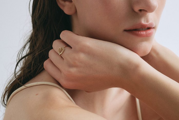 Memoriile celui mai râvnit metal: cum a devenit aurul martor tăcut al timpului, al emoţiilor şi al poveştilor? „După ani în care bijuteria din aur a fost o declaraţie de statut, astăzi mulţi oameni caută rafinamentul liniştit”