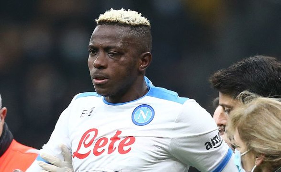 Mercedes îl dă în judecată pe Victor Osimhen. Atancatul nigerian ar fi fugit și cu mașina, și cu banii