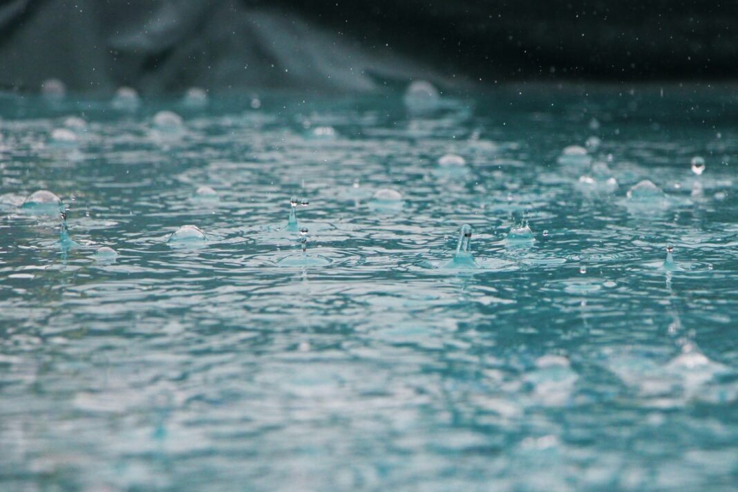METEO: Ploi torențiale și vânt puternic în mai multe zone din țară, până sâmbătă seara
