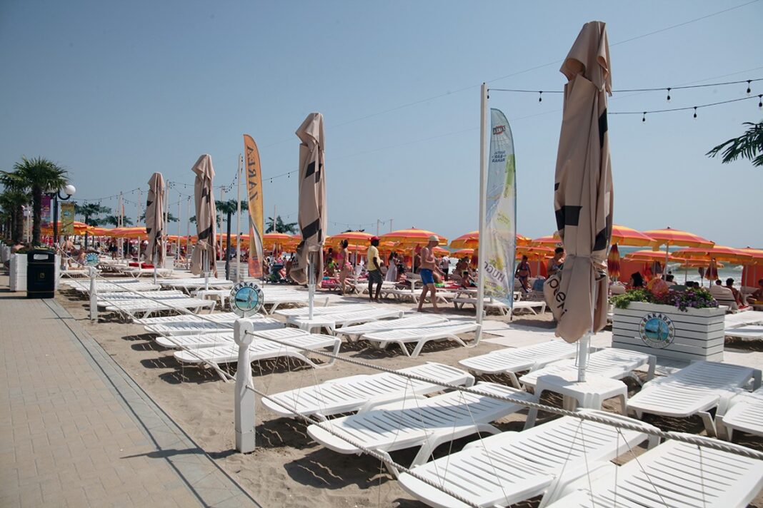 Ministrul Mediului: Șezlongurile puse ilegal pe plaje vor fi ridicate / ”Avem oameni care au investit bani în chestia asta, operatori care au fost cinstiţi. Ei nu vor avea o competiţie ilegală”