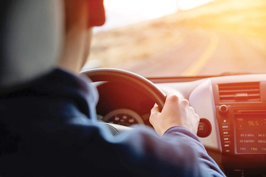 Minor cercetat după ce a furat o mașină și a condus peste 100 de km, până a intrat cu ea într-un parapet