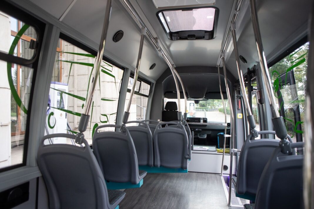 Minune la Iași: s-au ieftinit brusc microbuzele electrice / Aceeași firmă care a furnizat CJ Iași autovehicule școlare la 200.000 euro bucata le dă acum cu 30% mai ieftin