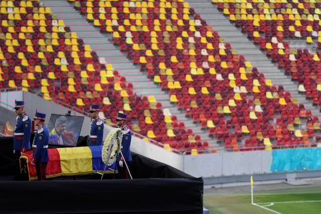 Mircea Lucescu, condus pe ultimul drum cu onoruri militare. Sicriul, înfășurat în drapelul național, depus la Bellu